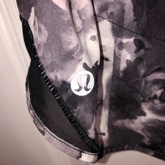 Lululemon Hotty Hot Short Black Roses - Picture 5 of 11